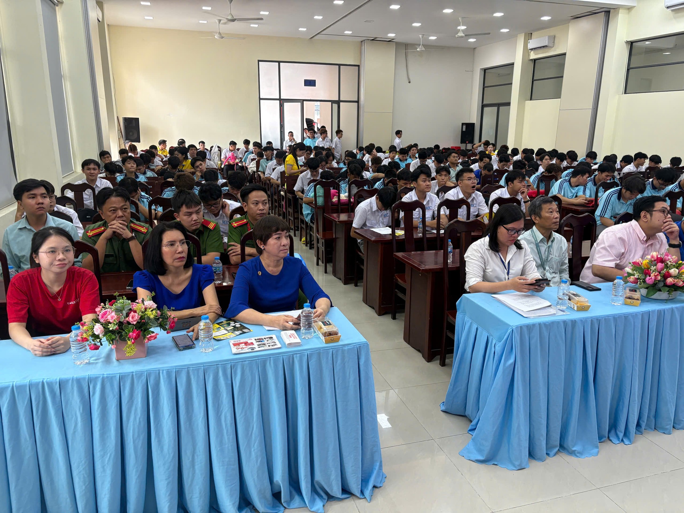 Đoàn cán bộ NTG thăm hỏi học viên